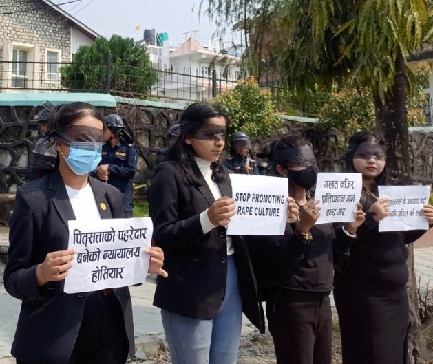 पल शाहलाई सफाइ दिने फैसला विरुद्ध अदालत बाहिर प्रदर्शन